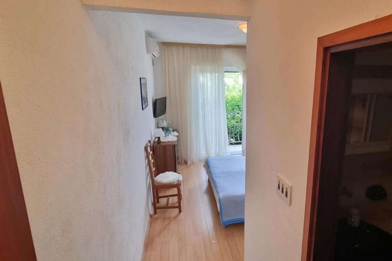 Apartments And Rooms With Parking Space Supetar, Brac - 5658 Bagian luar foto